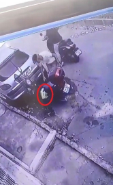 Park halindeki motosikletten kask çaldılar