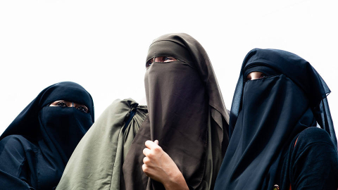 Müslüman öğrencilere çarşaf yasaklandı