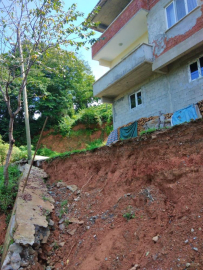 Yağışlarla beraber toprak kayması meydana geldi
