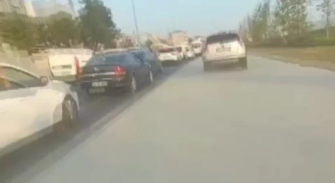Sabırsız sürücü kaldırımdan gidince olanlar oldu!