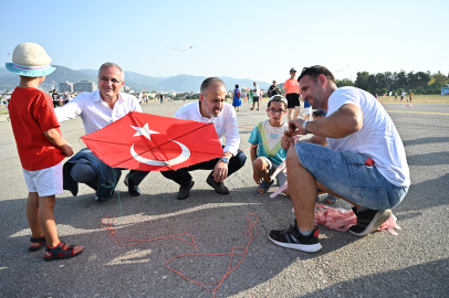 Zafer uçurtmaları Bursa semalarını süsledi