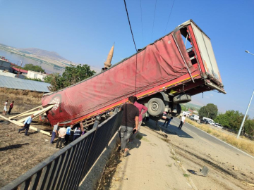 Tır soförünü evin bahçesi durdurabildi