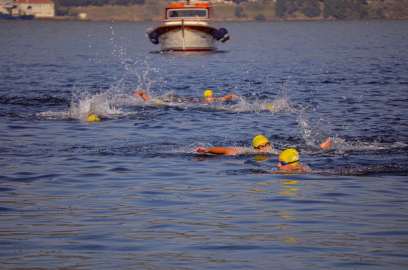 Yüzlerce sporcu boğazı böyle geçti