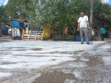 Yağmur sonrası yollar köpürdü