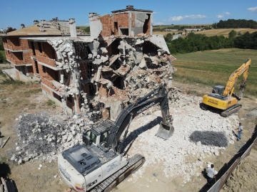 Deprem gerçeğini gözardı etmeyince sitesini yıktırdı