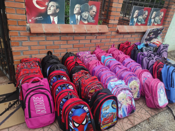 Hayırseverler çocukların okul ihtiyacı için bir araya geldi