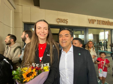 Meral Akşener Filenin Sultanları'nı tebrik etti