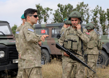 Türk askeri vatana dönüyor