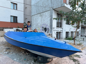 Atıl haldeki tekne çocukların oyun alanı oldu