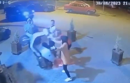 Motosikleti kontrol etmeye çalışırken, çayını da bırakmadı