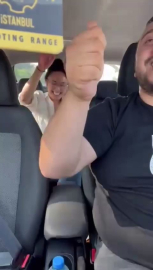 Taksici ile turist doyasıya eğlendi