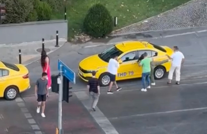 Taksici ve müşterileri tekme tokat kavga etti