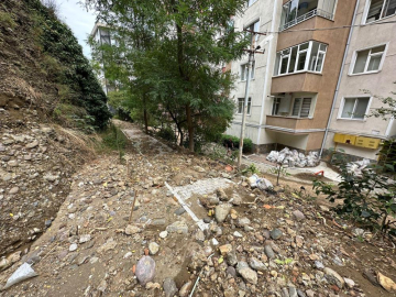 Selden etkilenen mahalleli diken üstünde