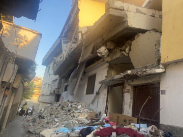 Ağır hasarlı bina mahalleliyi korkutuyor