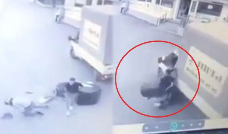 Motosiklet kamyonete çarptı, sürücü savruldu!