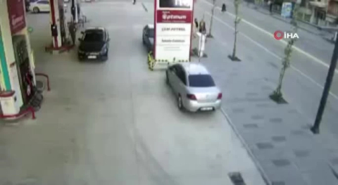 Bebek arabalı kadınların arasına daldı!