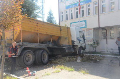 Kamyon, E-Sınav Merkezi'ne daldı