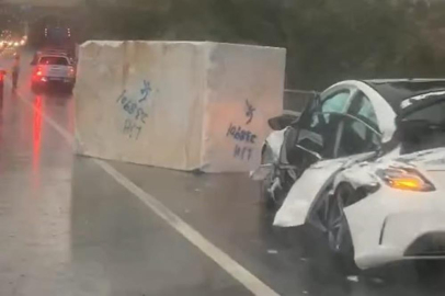 Karayolunda facia! Mermer blok otomobilin üstüne düştü