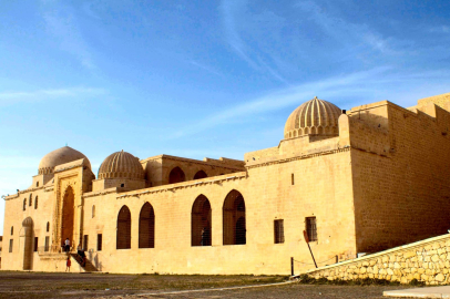 Deprem bin yıllık camiyi de etkiledi