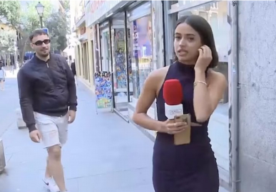 Canlı yayında muhabiri taciz etti!