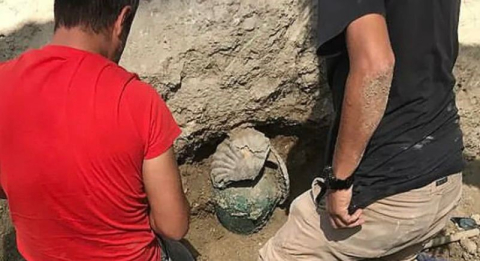 Antik kentte ganimet dolu küp bulundu