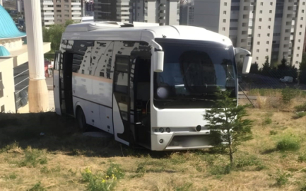 Servis kazasını rögar kapağı engelledi