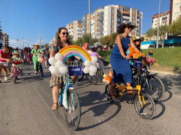 'Süslü Kadınlar' farkındalık için pedal çevirdi