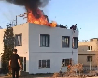 Çatı alevlere teslim oldu