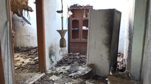 Yangında mahsur kalan adamı bekçiler kurtardı