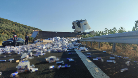 Bursa istikametinde TIR kazası, 25 ton yola saçıldı