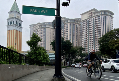 Yanardağ lav püskürttü, şehri duman kapladı