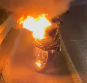 Seyir halindeki motosiklet alev alev yandı