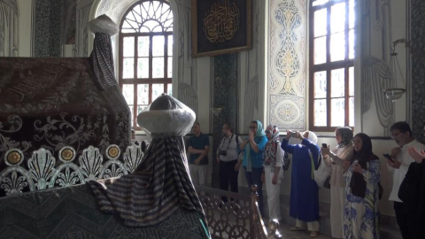 Osmanoğlu, atalarını kabri başında andı