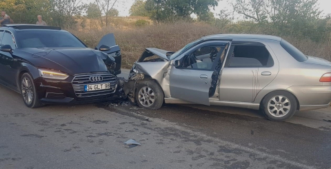 Bursa'da 2 otomobil kafa kafaya çarpıştı