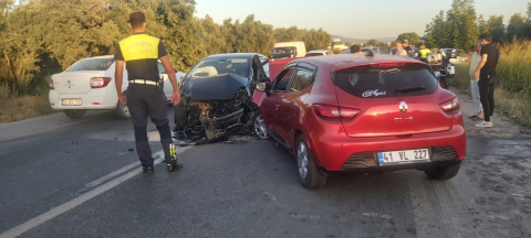 Virajı alamayınca iki otomobille çarpıştı