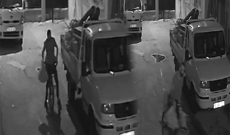 Açık kamyonetten malzeme çaldı