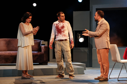 'Öksüzler' sezonu alkışlarla açtı