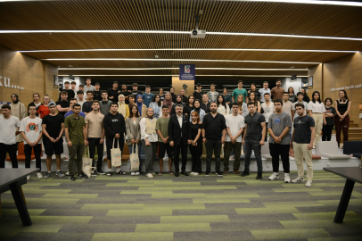 Başkan Yılmaz, "Uyumayan" kütüphanede gençlerle buluştu