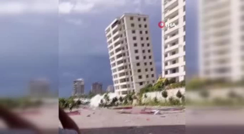Kontrollü yıkımı süren bina çöktü