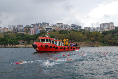 Yüzücüler kanser farkındalığı için kulaçladı