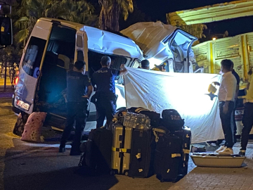 Turist taşıyan minibüs park halindeki kamyona çarptı