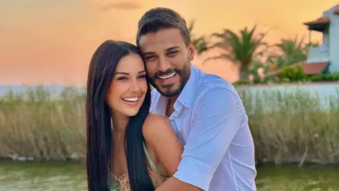 Dilan Polat'ın reklamları o şehirde söküldü