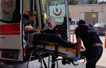 Şoförün üzerine tomruklar düştü