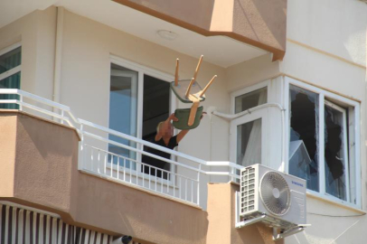 Evde ne bulduysa balkondan attı