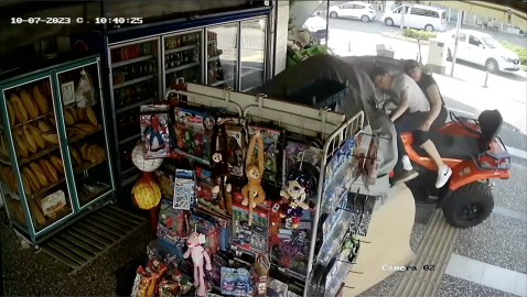 Turist çift ATV ile markete daldı