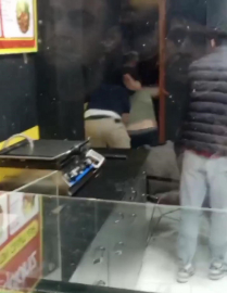 Çiğ köfteciye giren hırsıza meydan dayağı!