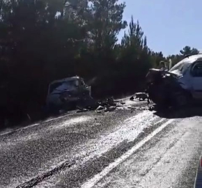 İki araç çarpıştı! 2 ölü