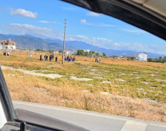 Elektrik direğinin altında kaldı