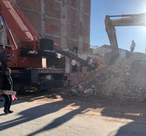 Yıkım esnasında devrildi