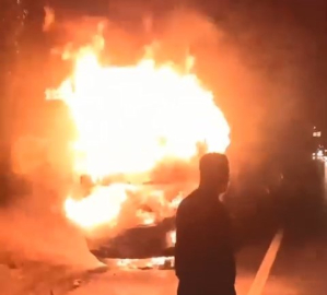 Kamyonet alev topuna döndü